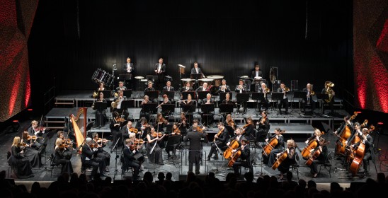 orkiestra na scenie