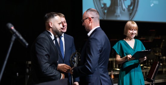 trzech mężczyzn i kobieta
