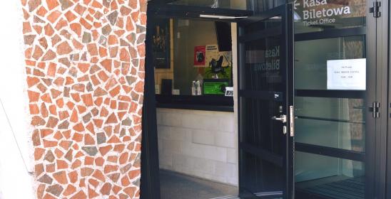 Otwarte drzwi kasy biletowej