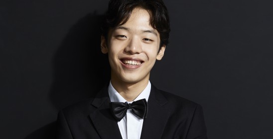 mężczyzna w garniturze