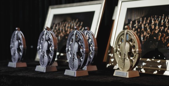 statuetki ze skrzypcami w tle zdjecia orkiestry