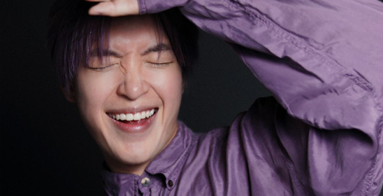 portret mężczyzny z uniesioną nad głowę ręką