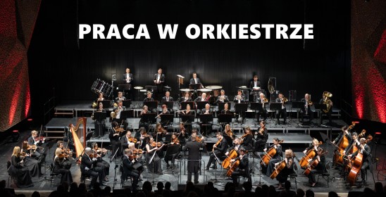 orkiestra na scenie, nad nią napis praca w orkiestrze