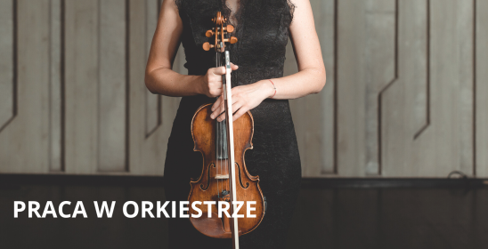 Na zdjęciu widać popiersie i tułów kobiety ubranej w czarną sukienkę, kobieta trzyma w dłoniach skrzypce i smyczek