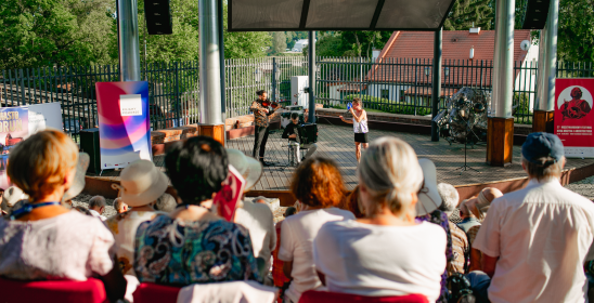 publiczność w dolnej części fotografii patrząca na scenę