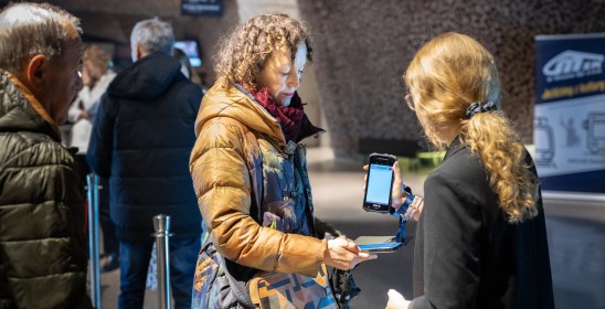 młoda kobieta sprawdza bilet skanerem małżeństwu