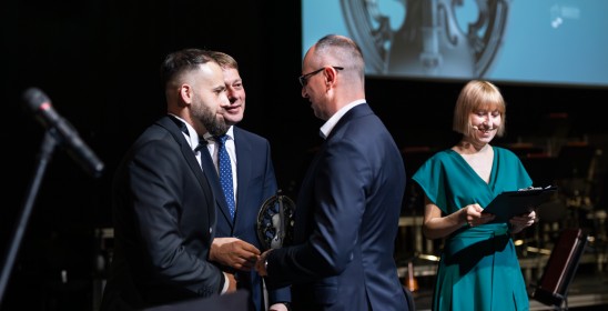 trzech mężczyzn i kobieta