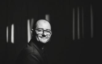 uśmiechnięty mężczyzna w okularach