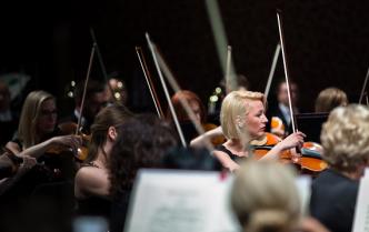 kobiety z orkiestry symfonicznej grają na skrzypcach