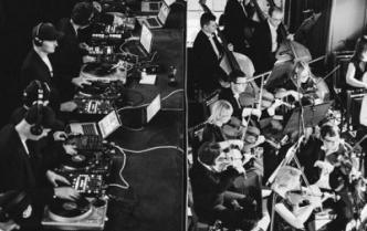 DJe z konsoletami przed nimi orkiestra smyczkowa, fotografia czarno-biała