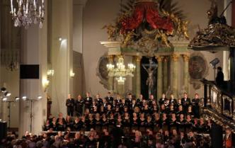 zdjęcie z oddali, na dole orkiestra za nimi chór, dalej ołtarz