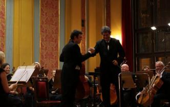 dyrygent i solista ściskają swoją dłoń