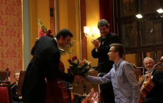 solista otrzymuje kwiaty od młodego mężczyzny z publiczności