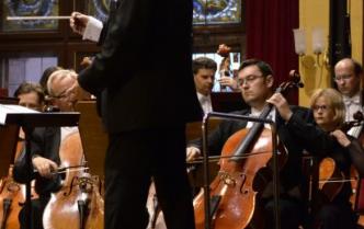 dyrygent we fraku na podeście