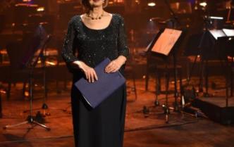 na scenie przed rozpoczęciem koncertu  stoi prowadząca koncert Urszula Guźlecka