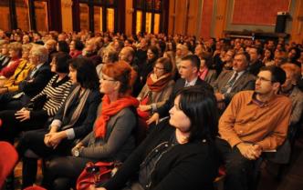 publiczność zapełniająca wszystkie miejsca na sali