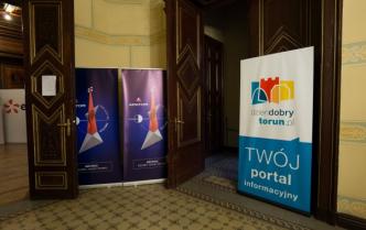 banery sponsorów w korytarzu przed salą