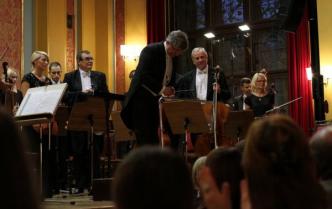 artyści stoją na scenie publiczność bije brawo