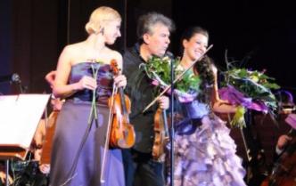 mężczyzna w towarzystwie dwóch kobiet w fioletowych sukniach pozujący do zdjęcia