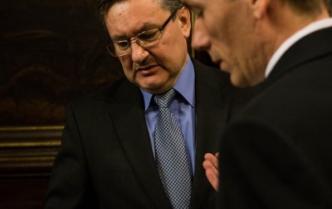 dwaj mężczyźni rozmawiają pochyleni nad kartką