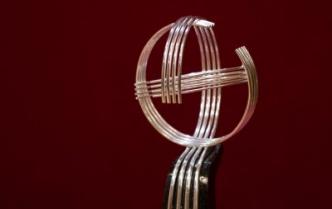 fotografia statuetki wykonanej z połączenia kamienia i metalu