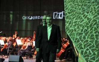 dyrektor tos schodzi ze sceny, za nim inny mężczyzna