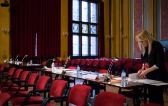 kobieta blondynka przygotowuje stanowiska dla jury