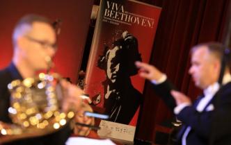 grający Michał Szczerba z prawej z podniesionymi rękoma dyrygent Dainius Pavilionis