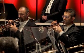 dwaj mężczyźni grają na trąbkach