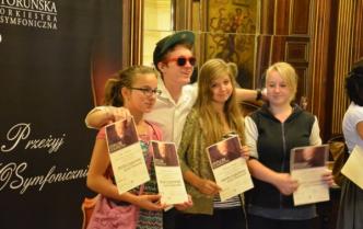 pozowane zdjęcie czwórki uczniów z dyplomami