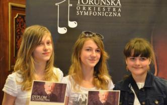 pozowane zdjęcie trójki dziewcząt z dyplomami
