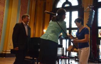 kobiety podające sobie dłoń w tle dyrektor TOS