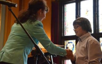 kobieta podająca dłoń chłopcu