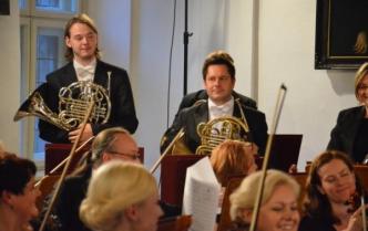 dwaj waltorniści stoją podczas owacji