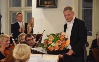 dyrygent wręcza swoje kwiaty koncertmistrzyni