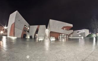 Widok budynku Centrum Kulturalno - Kongresowego Jordanki nocą