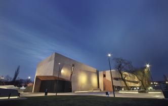 Widok budynku Centrum Kulturalno - Kongresowego Jordanki od strony Sceny Plenerowej nocą