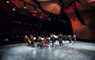muzycy na scenie Sali Koncertowej - widok na publiczność