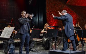 muzyk grający na trąbce jako solista na scenie Sali Koncertowej 