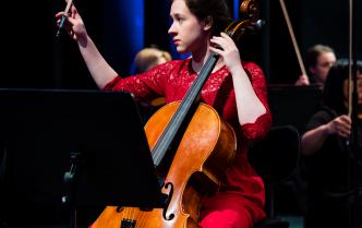 kobieta grająca na wiolonczeli