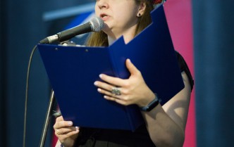 kobieta mówiąca do mikrofonu