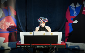 kobieta grająca na instrumencie klawiszowym elektronicznym