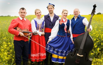 kapela ludowa w strojach kujawskich na polu rzepaku