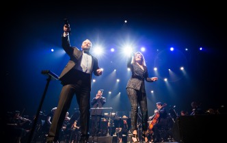 kobieta i mężczyzna śpiewający do mikrofonów