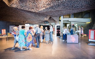 melomani wchodzący na salę