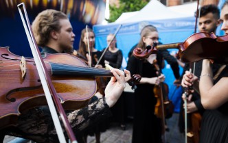 muzycy grający na instrumentach smyczkowych