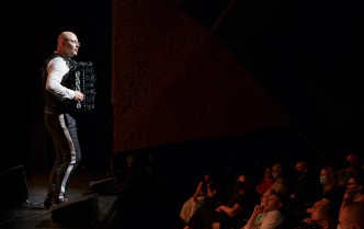 mężczyzna grający na akordeonie