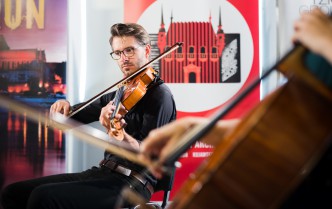 man plays the violin