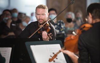 man plays the violin