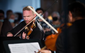 mężczyzna gra na skrzypcach